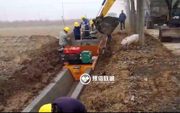 南京六合水渠機,梯形渠現澆滑模機